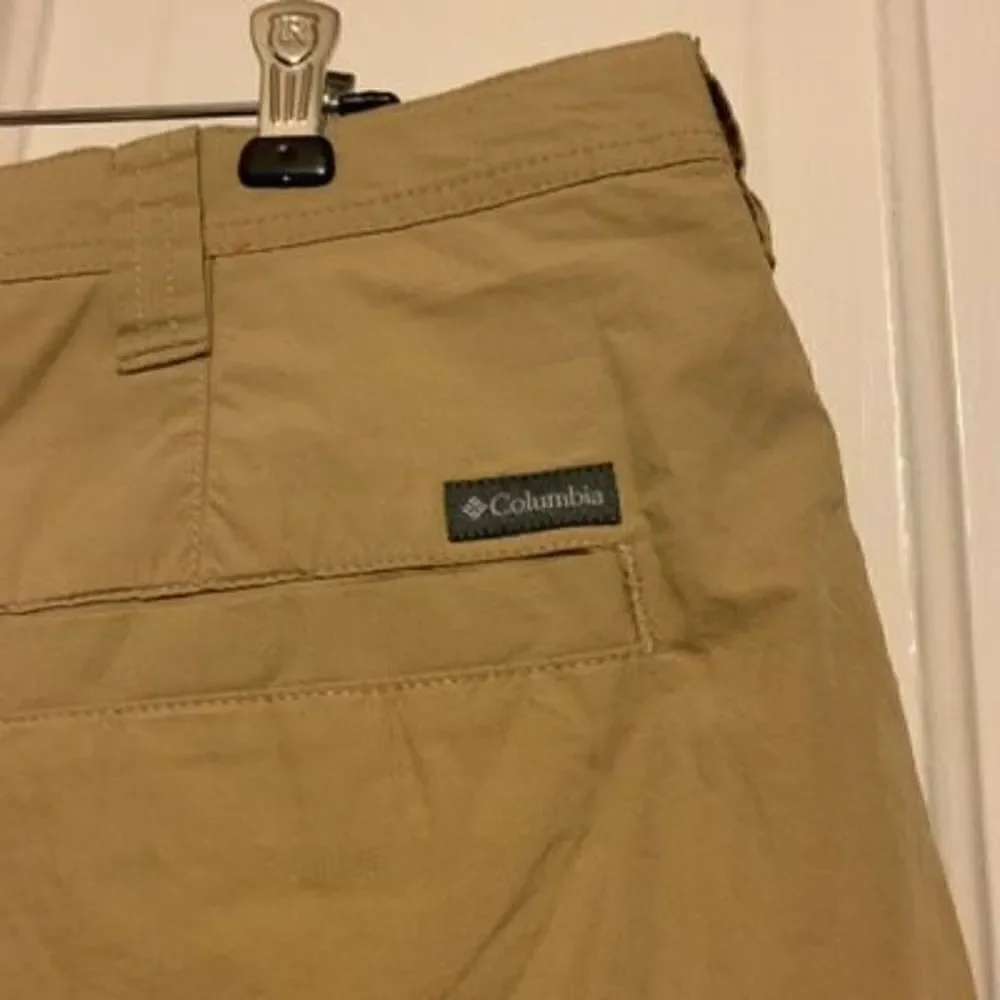 Columbia Size 40 Lightweight Tan Shorts *See Description*